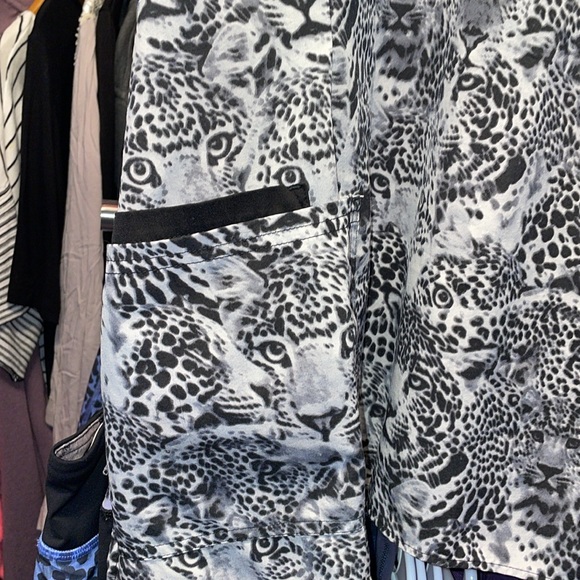 Tiger Print WhiteCross medial scrubs lots of pockets size XXL - Picture 4 of 12